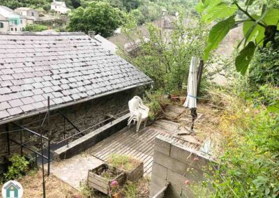 Maison en pierre avec jardin