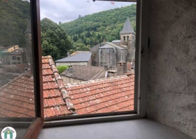 Maison en pierre avec jardin