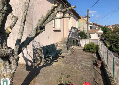 Maison individuelle avec garage et jardin